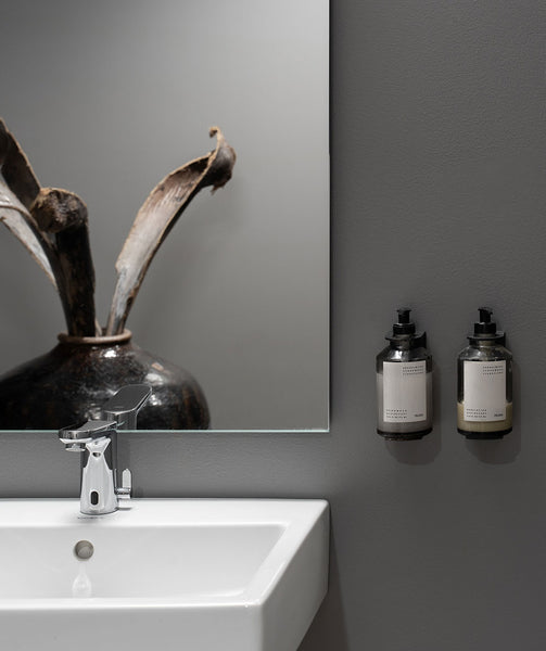 Frama care display FRAMA Vægophæng i enkelt design. Kan anvendes til ophæng af FRAMAS 375 ml. håndsæbe, bodylotion, bodywash, håndcreme m.fl. Super fin til badeværelset eller køkkenet.