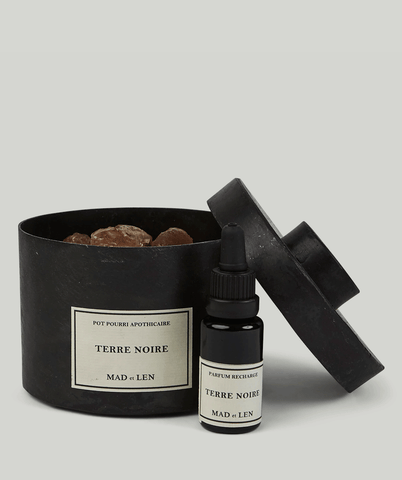 Mad et Len pot pourri. Hos Atelier du Noir finder du både duftlys og roomspray. Skab en indbydende og hyggelig stemning med vores forskellige dufte til hjemmet.