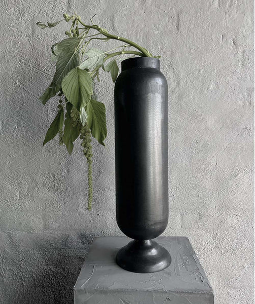 Håndlavet vase fra franske Mad et Len. Et produkt der, udover sit statement er ekstremt dekorativt. Brug den med låg som et kunstnerisk element i hjemmet eller med en gren. 
