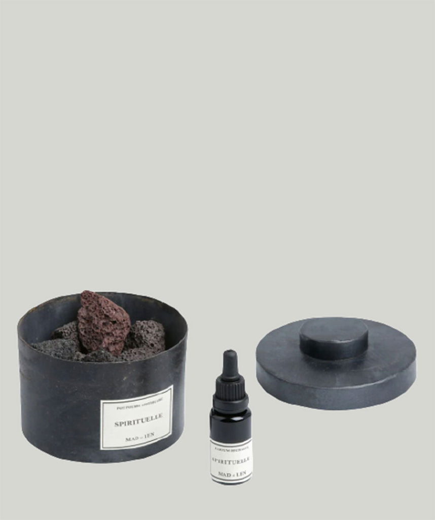 Pot Pourri med Lava sten fra Mad et Len. Pot Pourri´en er tilføjet rene økologiske olier fra Grasse i Frankrig. Et produkt der udover at have en dejlig duft, også er ekstremt dekorativt.