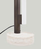 Denne gulvlampe er FRAMAS take på den typiske gulvlampe. Med sit unikke design og formsprog pryder denne gulvlampe en hver indretning.   Funktionaliteten er gennemtænkt og med dæmpefunktionen kan du tilpasse lysstyrken efter behov. 