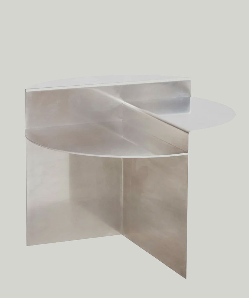 Frama side table Sidebordet fra FRAMA er et alsidigt møbel, der passer til ethvert rum. Dens cirkulære top er opdelt i tre forskellige niveauer, hvilket skaber en dynamisk overflade. Bordet er håndlavet og der kan derfor forekomme små forskelligheder. 
