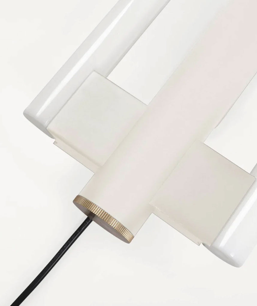 Denne væglampe er FRAMAS take på den typiske væglampe. Med sit unikke design og formsprog pryder denne væglampe en hver indretning. 