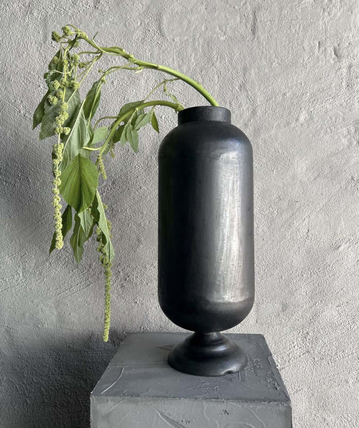 Håndlavet vase fra franske Mad et Len. Et produkt der, udover sit statement er ekstremt dekorativt. Brug den med låg som et kunstnerisk element i hjemmet eller med en gren. 