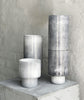 grå marmor vaser i forskellige størrelser