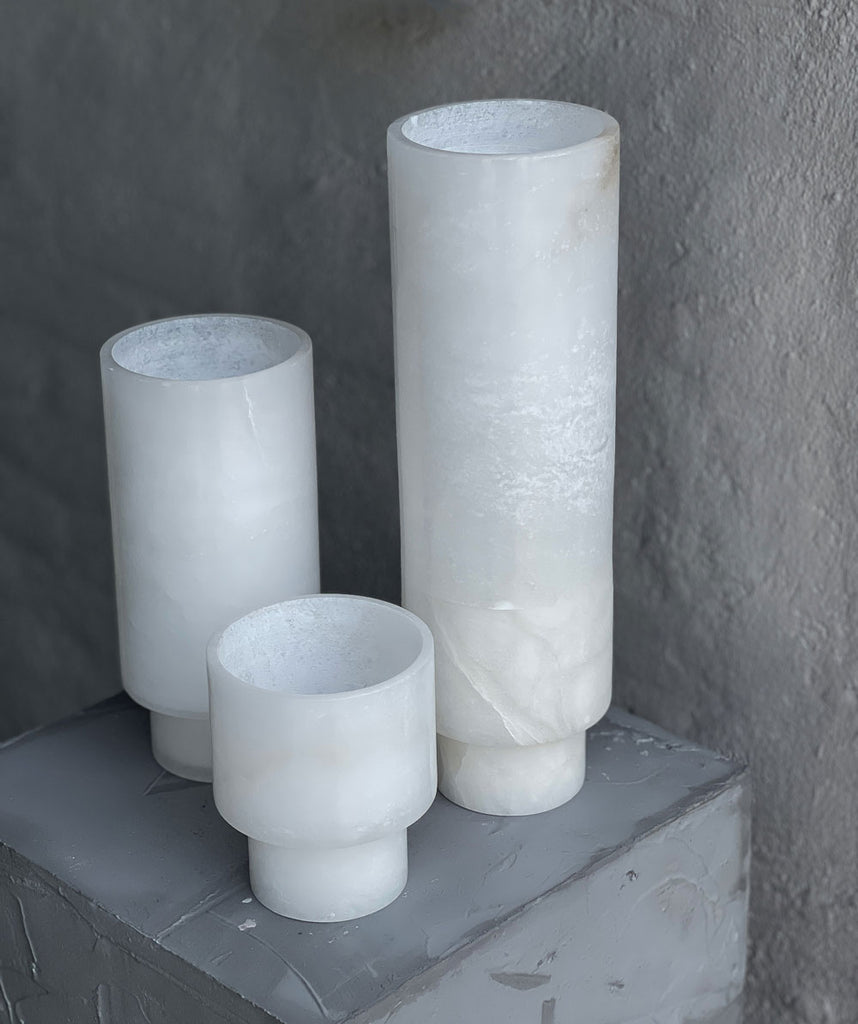 hvide marmor vaser i forskellige størrelser