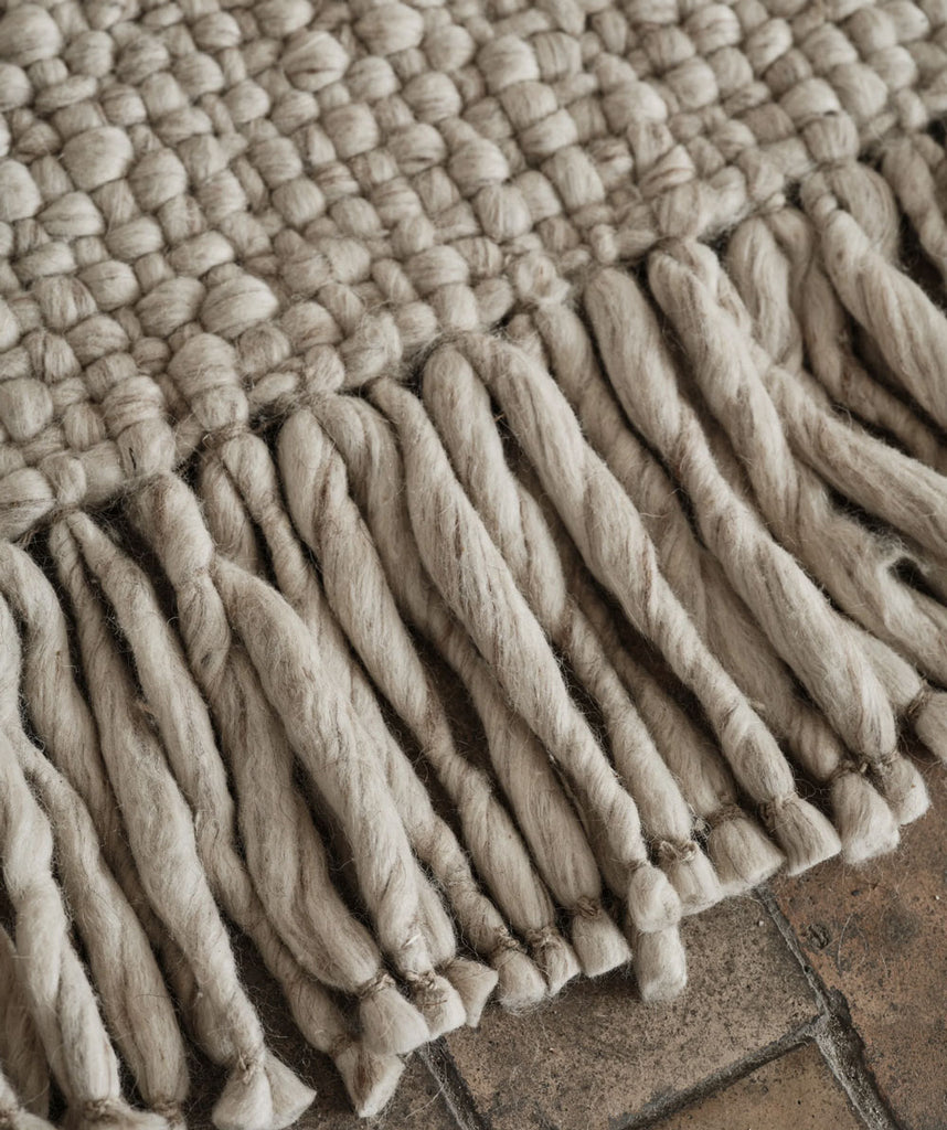 Cappelen Dimyr gulvtæppe no. 12 er et rustikt tæppe, tungt og kompakt, lavet i en luksus chunky uld vævet i en klassisk kurvevævet konstruktion. Det dristige og overdimensionerede garn løber gennem hele tæppet og går over i frynser langs siderene, disse lavet i samme garn. No. 12 kommer i en cremet naturlig elfenbenshvid ubleget New Zeeland uld. Dette tæppe har et mere klassisk udseende end resten af Cappelen Dymir -kollektionen.